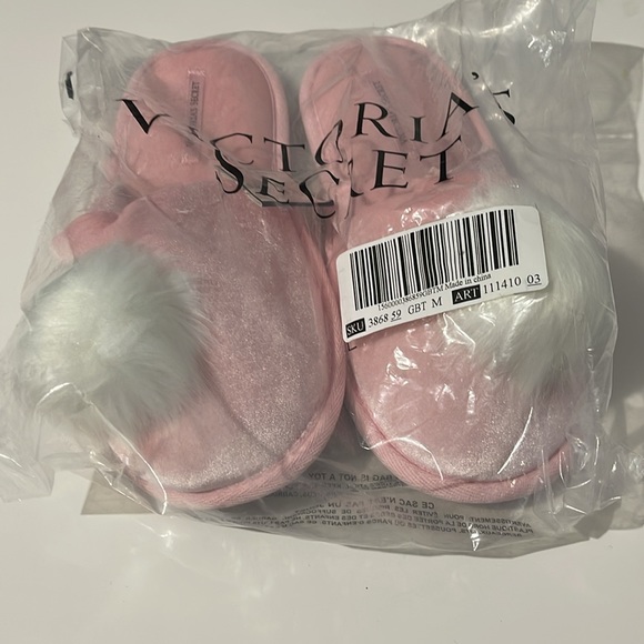 NWT Victoria’s secret - Pink slippers with faux fur white pom - size M (7/8) - Picture 3 of 4